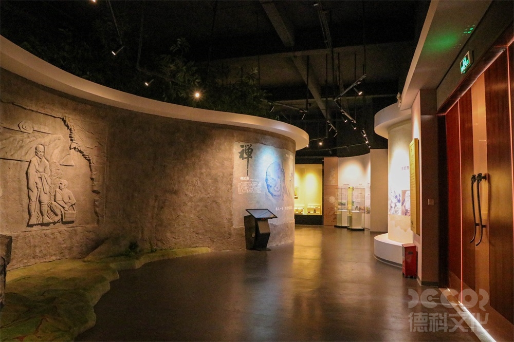 在廣州展館裝修中如何考慮展示品的燈光和影響？